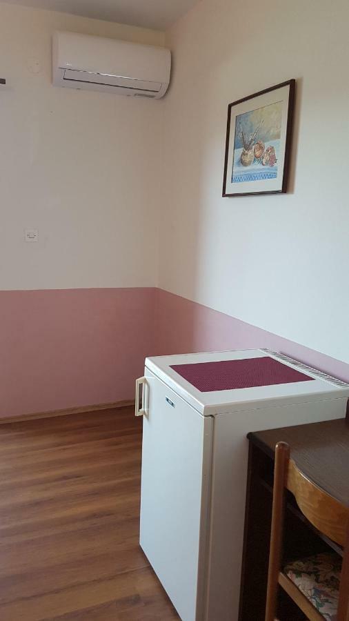 Apartments And Room Caric Jelsa  Exterior foto
