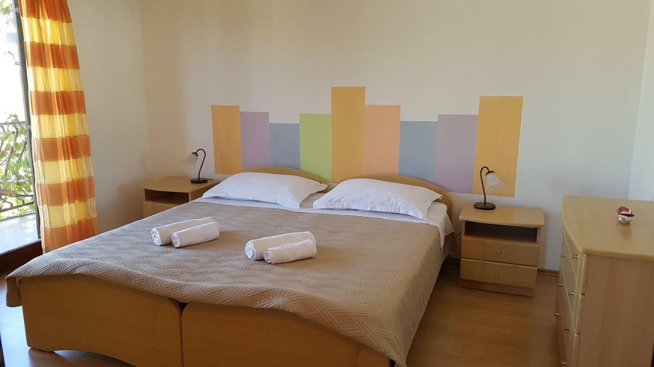 Apartments And Room Caric Jelsa  Exterior foto