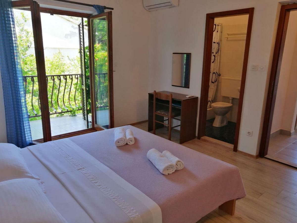 Apartments And Room Caric Jelsa  Exterior foto